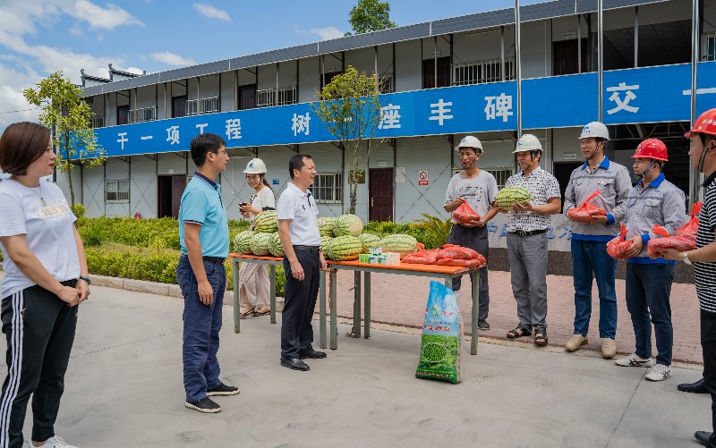 市城投集團公司開展“夏日送清涼”活動