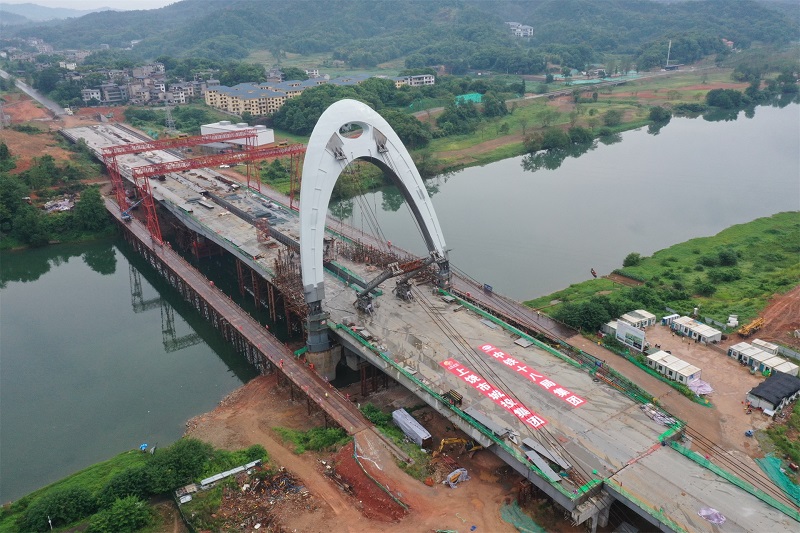 上饒稼軒大橋（原丁家洲大橋）鋼主塔豎轉(zhuǎn)施工順利完成