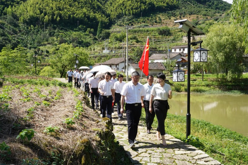 市城投集團機關一支部赴洋塘村開展主題黨日活動，黃海參加并講授黨課